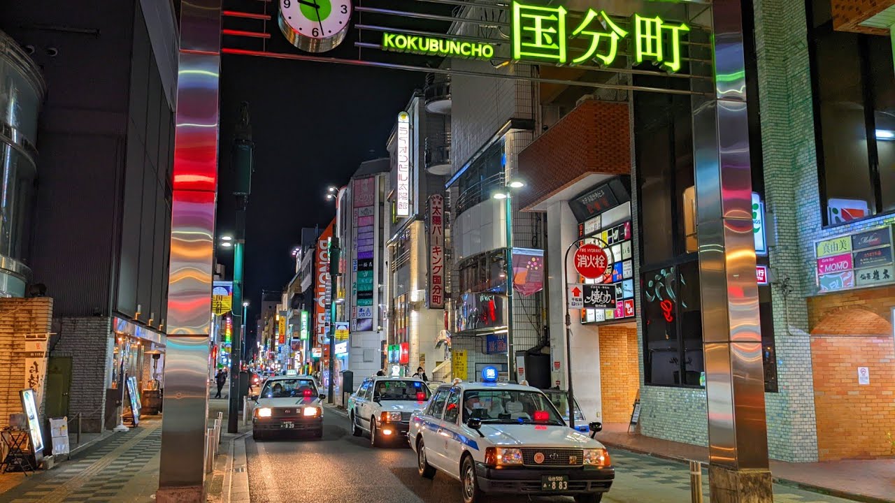 仙台・国分町の夜の街並み